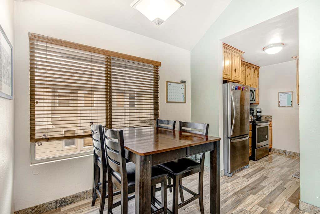 Ground-floor condo with pool, hot tub, fireplace, washer & dryer & mountain view
