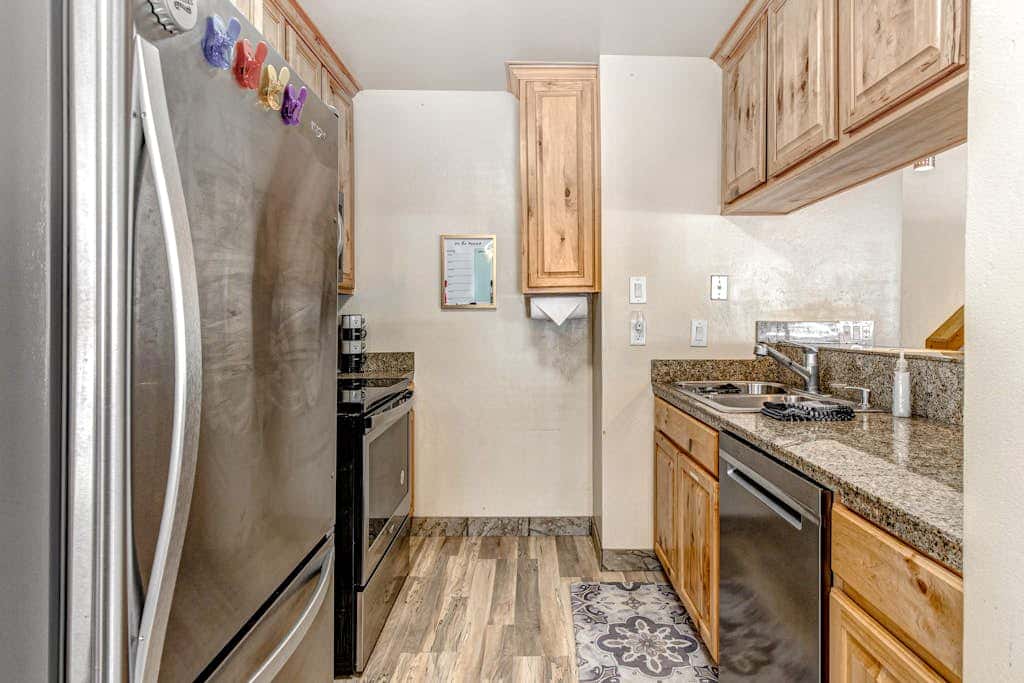 Ground-floor condo with pool, hot tub, fireplace, washer & dryer & mountain view