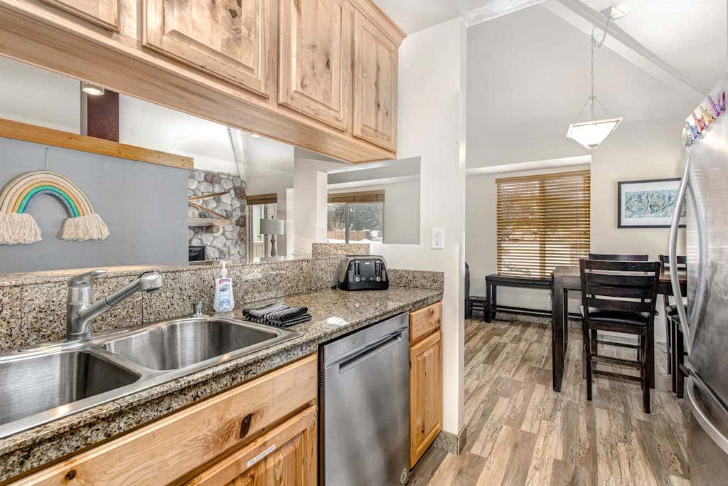 Ground-floor condo with pool, hot tub, fireplace, washer & dryer & mountain view