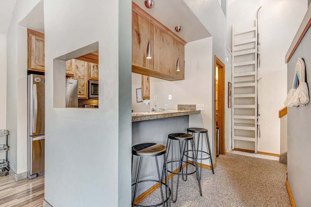 Ground-floor condo with pool, hot tub, fireplace, washer & dryer & mountain view
