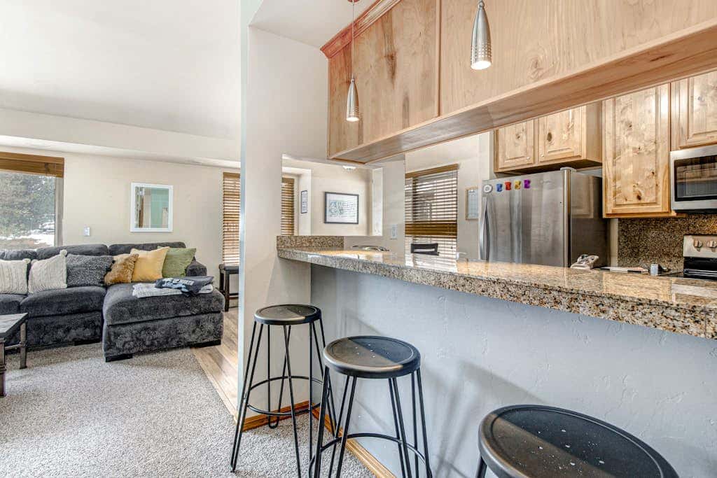 Ground-floor condo with pool, hot tub, fireplace, washer & dryer & mountain view