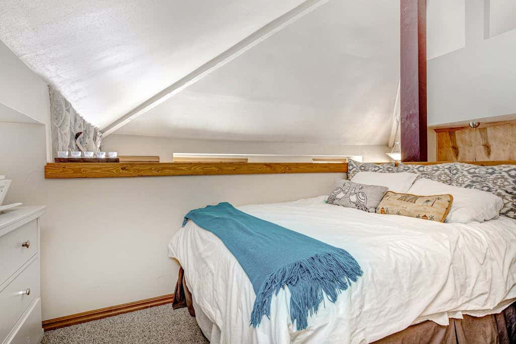 Ground-floor condo with pool, hot tub, fireplace, washer & dryer & mountain view