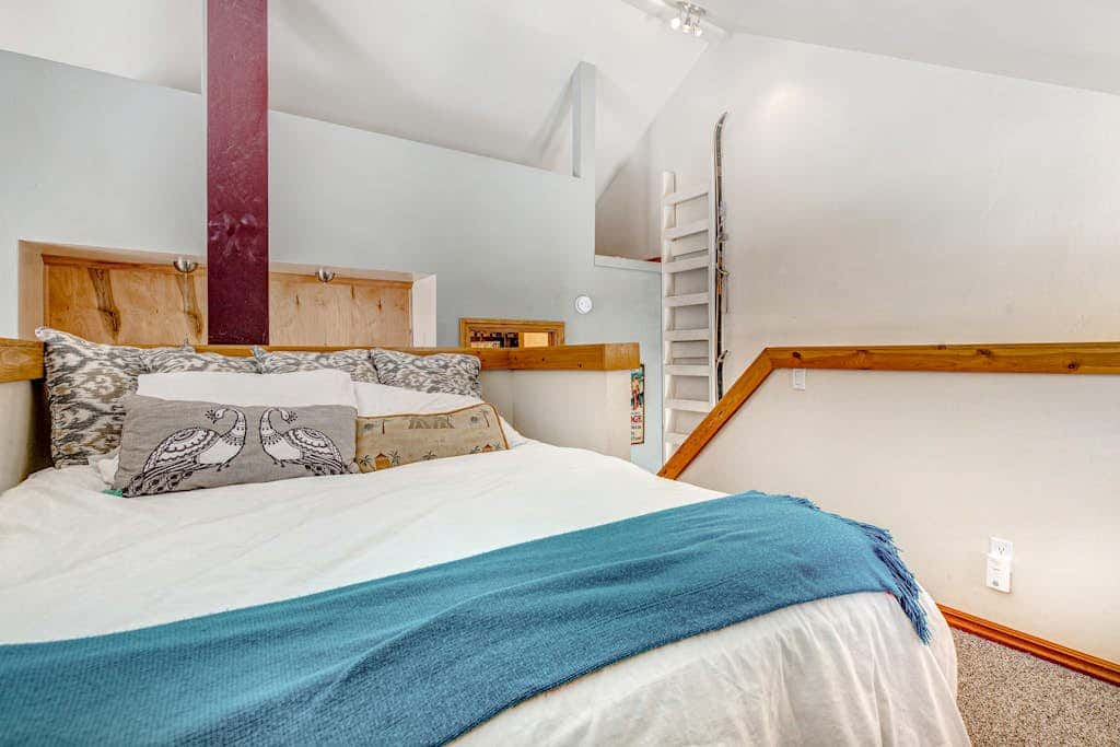 Ground-floor condo with pool, hot tub, fireplace, washer & dryer & mountain view