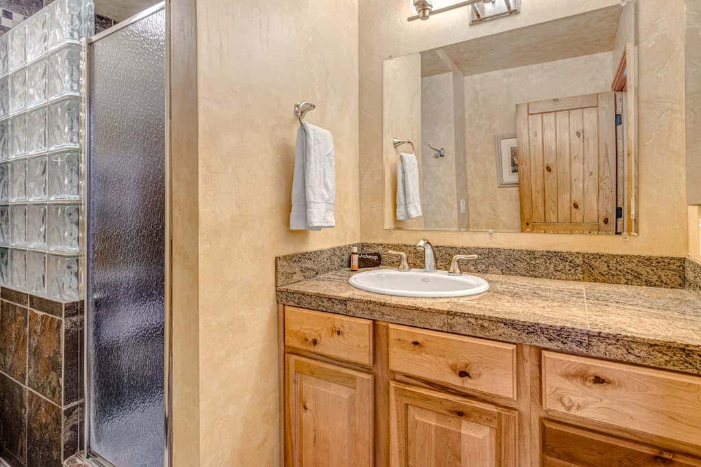 Ground-floor condo with pool, hot tub, fireplace, washer & dryer & mountain view