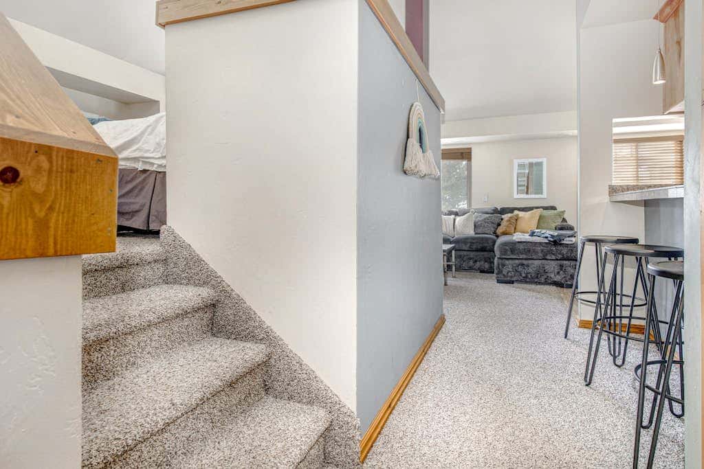 Ground-floor condo with pool, hot tub, fireplace, washer & dryer & mountain view