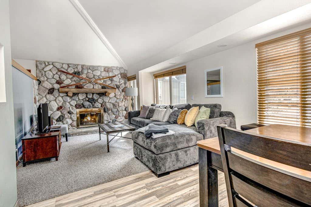 Ground-floor condo with pool, hot tub, fireplace, washer & dryer & mountain view