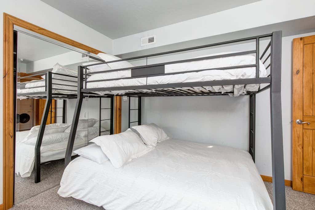 Ground-floor condo with pool, hot tub, fireplace, washer & dryer & mountain view