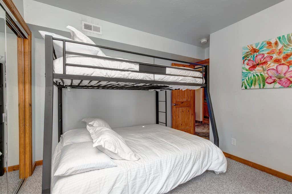 Ground-floor condo with pool, hot tub, fireplace, washer & dryer & mountain view