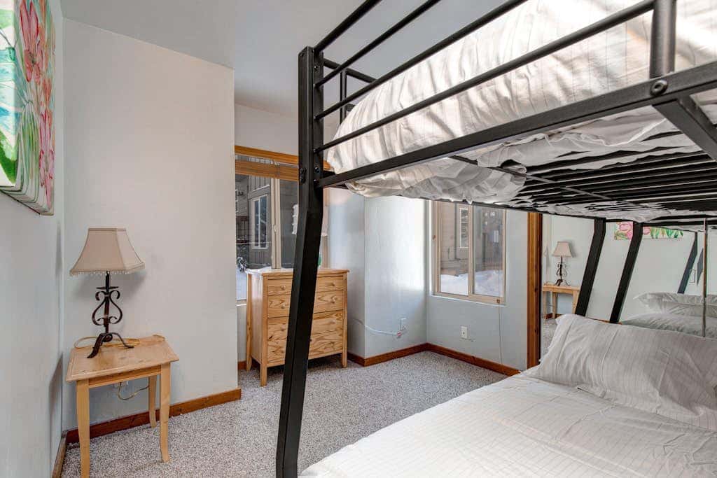 Ground-floor condo with pool, hot tub, fireplace, washer & dryer & mountain view