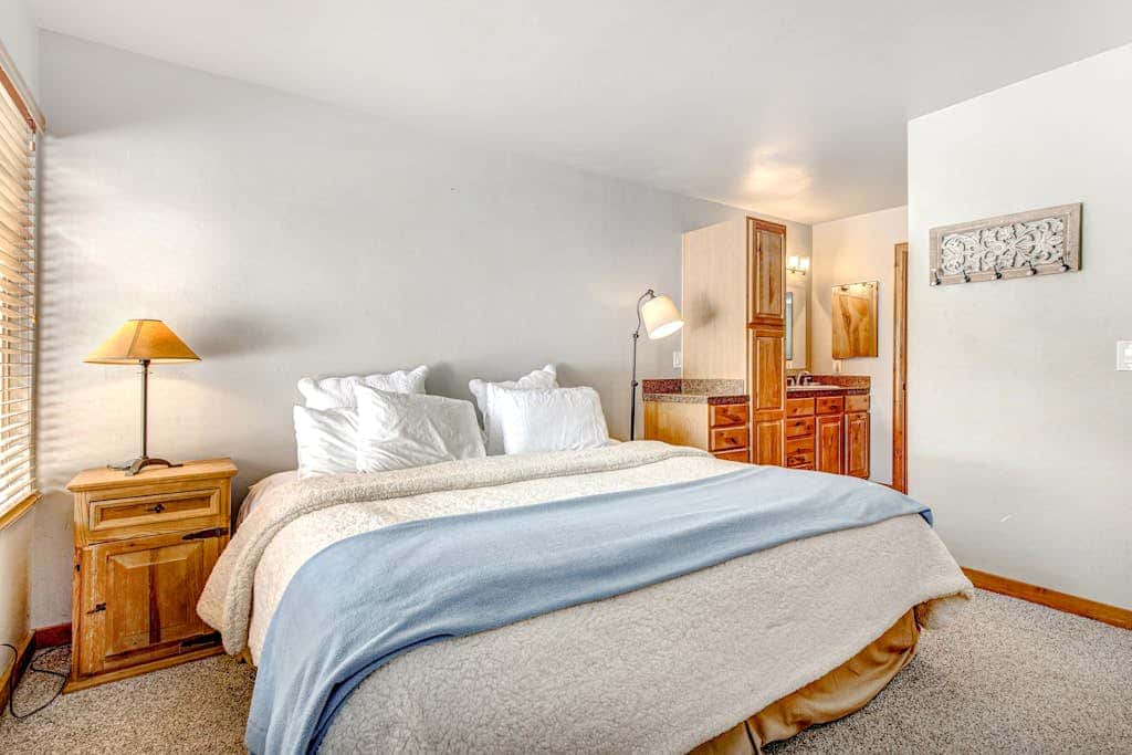 Ground-floor condo with pool, hot tub, fireplace, washer & dryer & mountain view