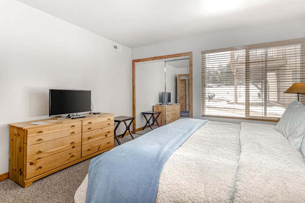 Ground-floor condo with pool, hot tub, fireplace, washer & dryer & mountain view