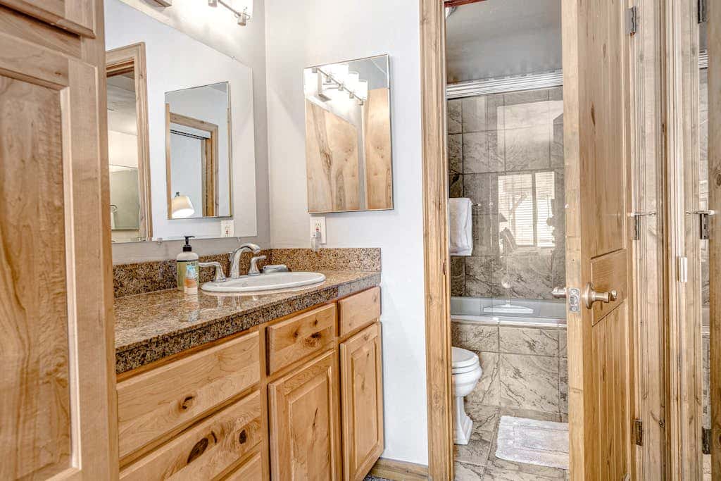 Ground-floor condo with pool, hot tub, fireplace, washer & dryer & mountain view