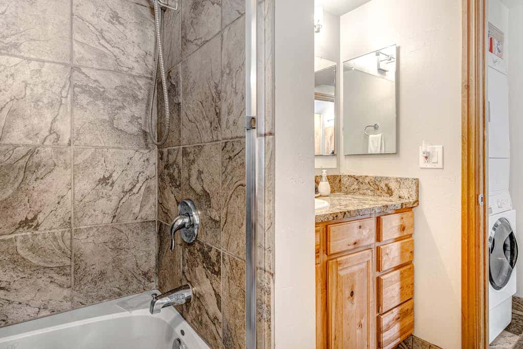 Ground-floor condo with pool, hot tub, fireplace, washer & dryer & mountain view