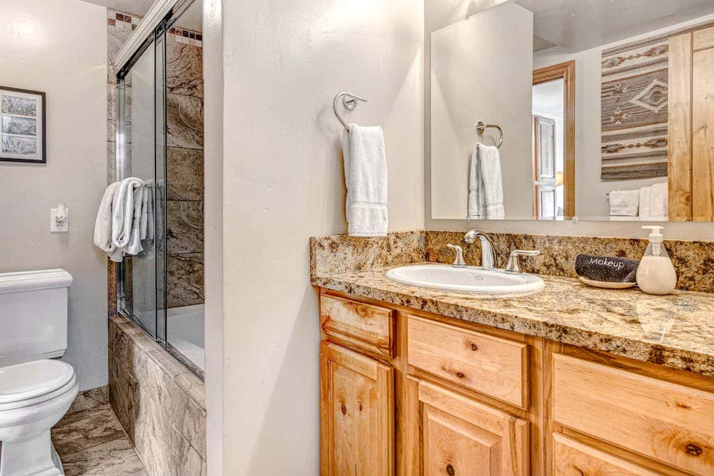 Ground-floor condo with pool, hot tub, fireplace, washer & dryer & mountain view