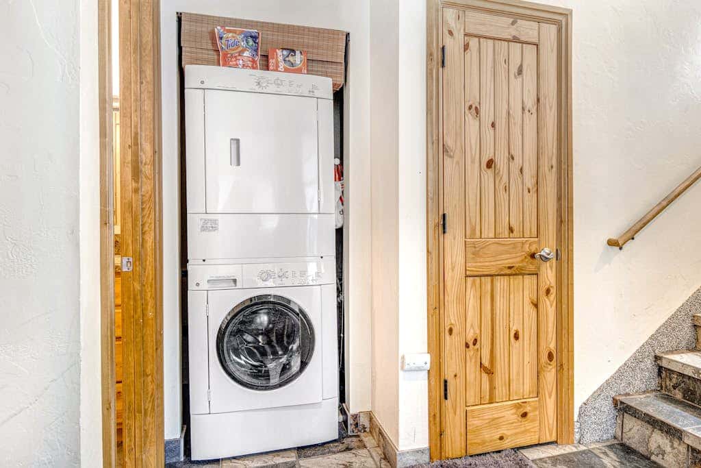 Ground-floor condo with pool, hot tub, fireplace, washer & dryer & mountain view