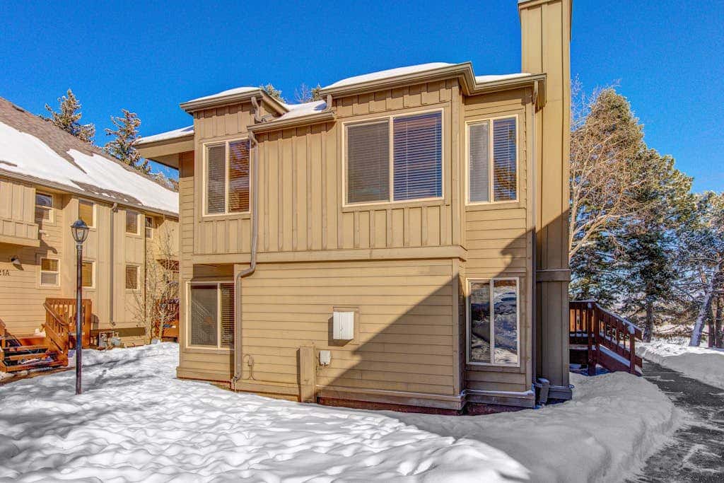 Ground-floor condo with pool, hot tub, fireplace, washer & dryer & mountain view