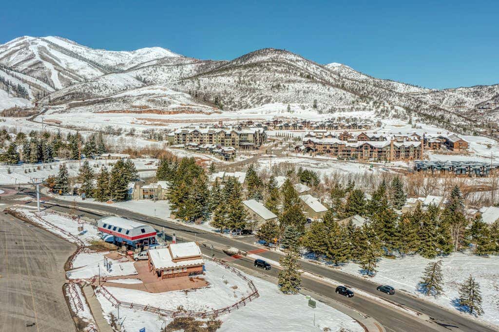 Ground-floor condo with pool, hot tub, fireplace, washer & dryer & mountain view