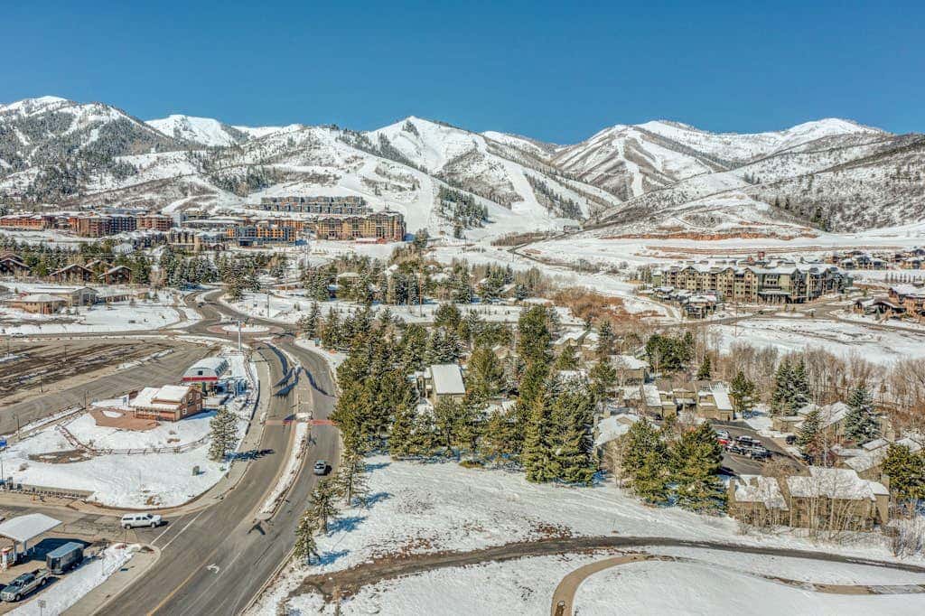 Ground-floor condo with pool, hot tub, fireplace, washer & dryer & mountain view