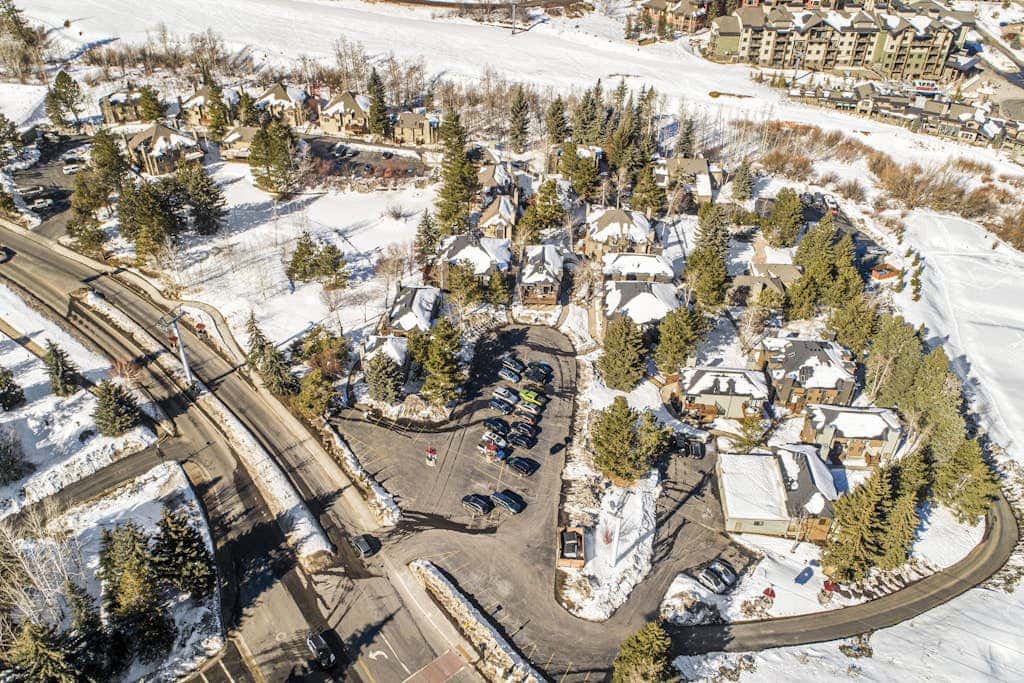 Ground-floor condo with pool, hot tub, fireplace, washer & dryer & mountain view