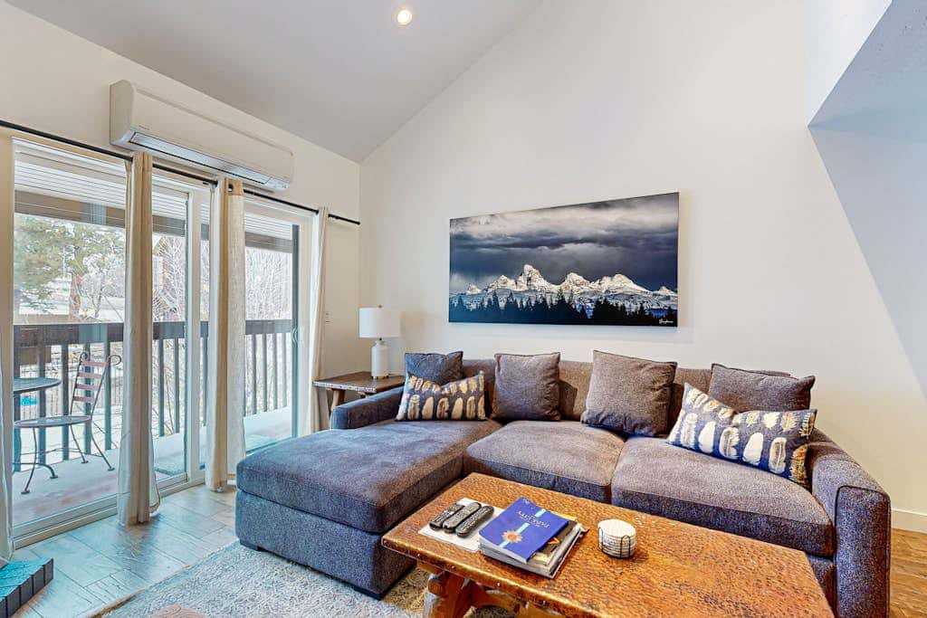Stunning views, Pool & Hot Tub, gas grill
