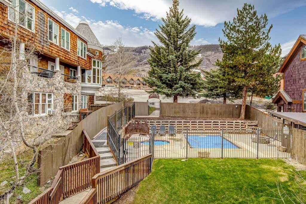 Stunning views, Pool & Hot Tub, gas grill