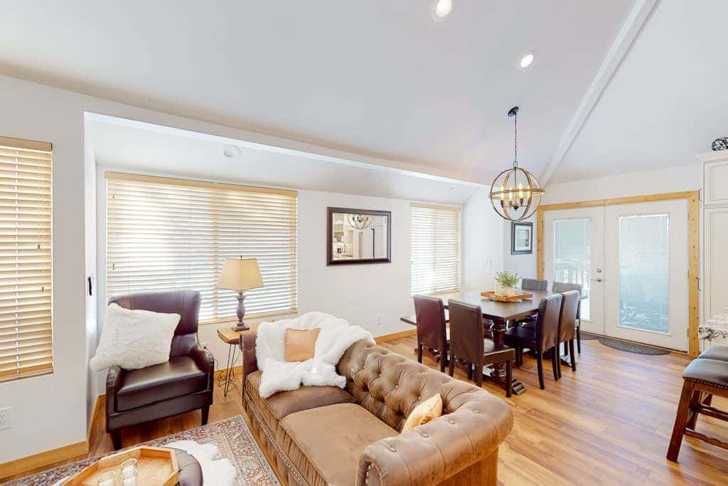 Renovated townhouse in canyons with fireplace & mountain view - walk to lifts