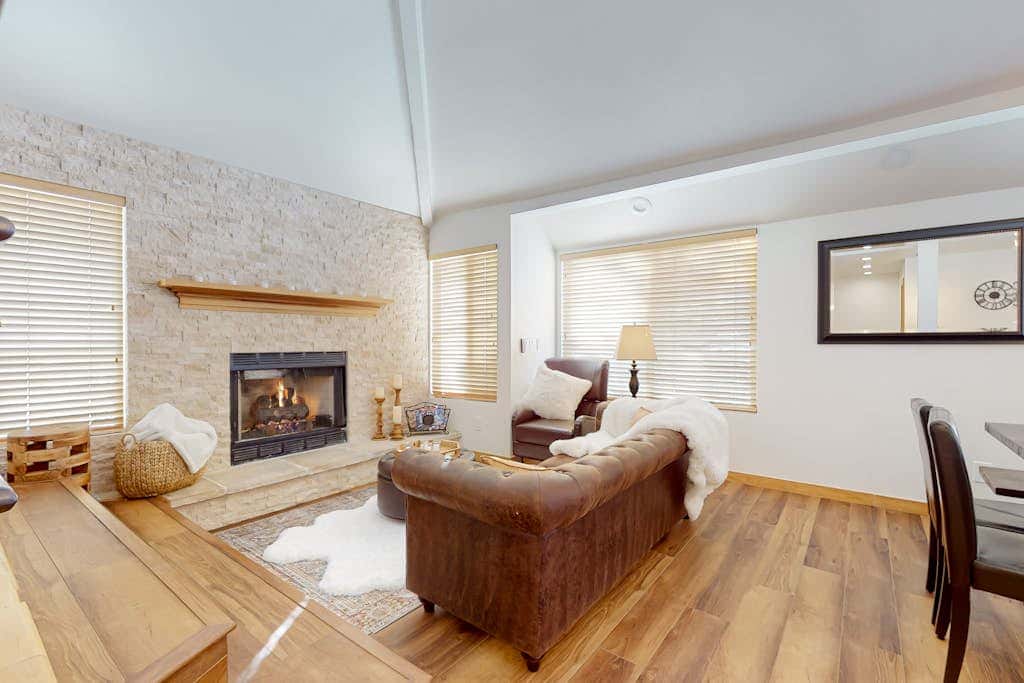 Renovated townhouse in canyons with fireplace & mountain view - walk to lifts