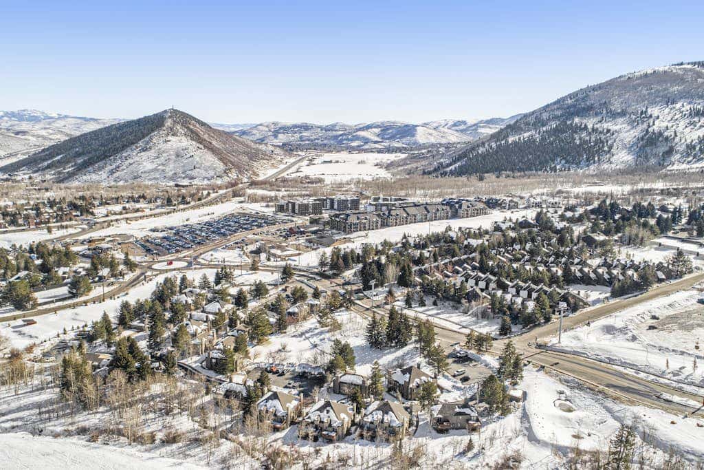 Renovated townhouse in canyons with fireplace & mountain view - walk to lifts