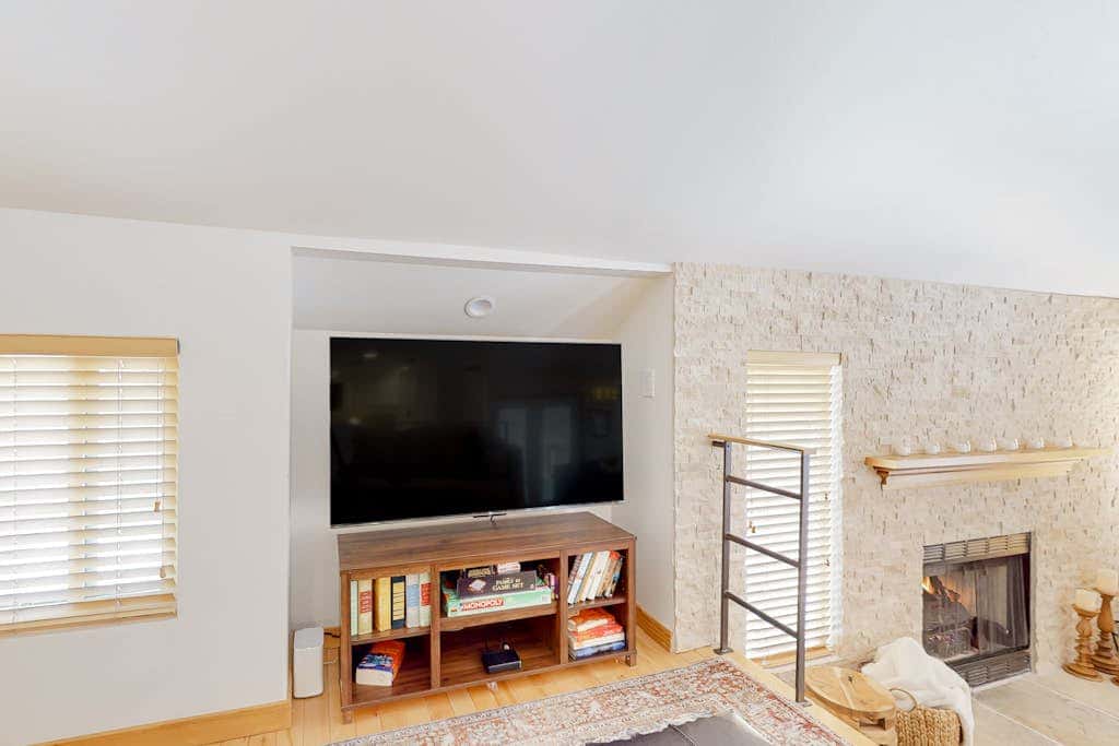 Renovated townhouse in canyons with fireplace & mountain view - walk to lifts
