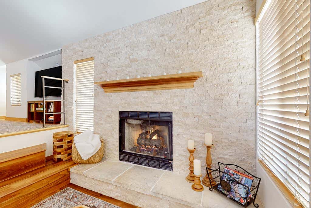 Renovated townhouse in canyons with fireplace & mountain view - walk to lifts