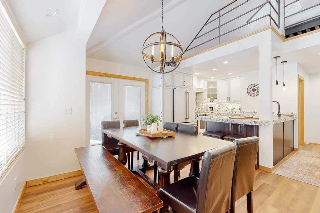 Renovated townhouse in canyons with fireplace & mountain view - walk to lifts