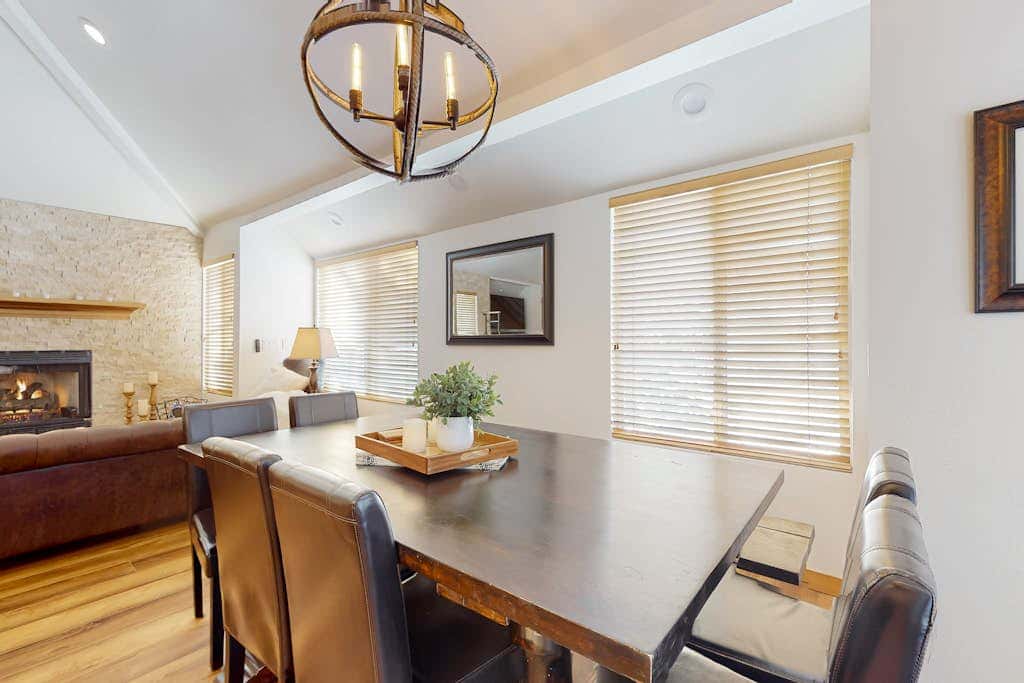 Renovated townhouse in canyons with fireplace & mountain view - walk to lifts