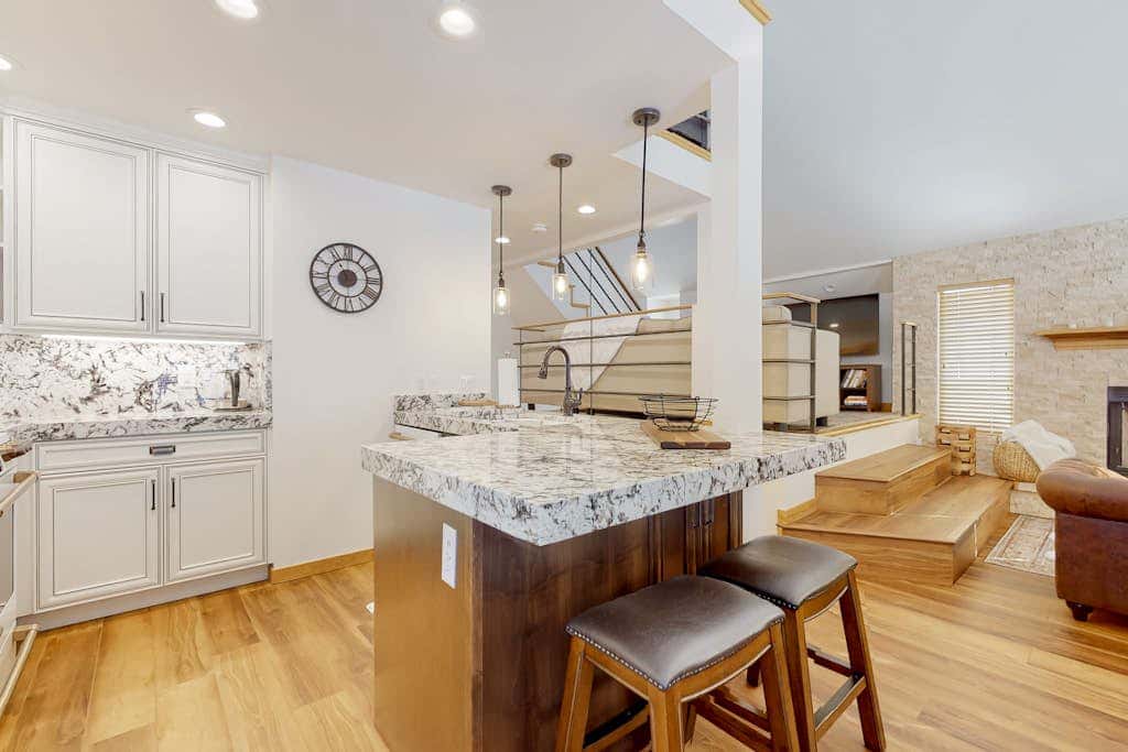 Renovated townhouse in canyons with fireplace & mountain view - walk to lifts