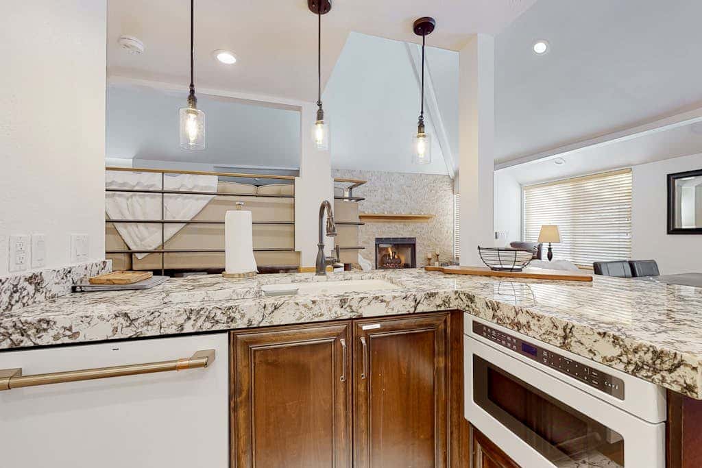Renovated townhouse in canyons with fireplace & mountain view - walk to lifts