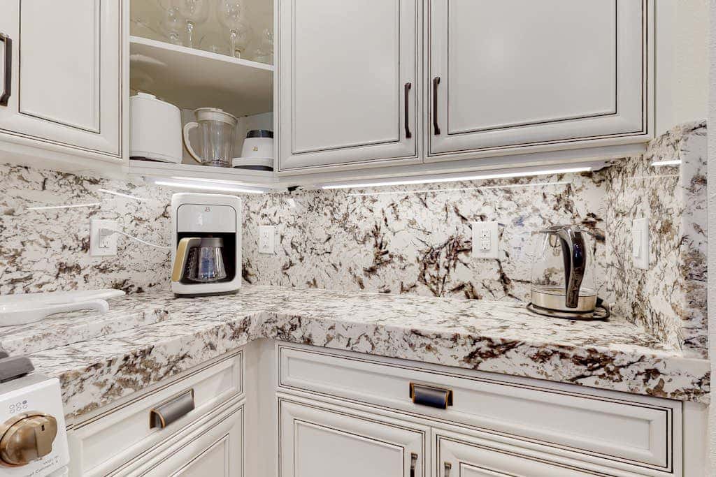 Renovated townhouse in canyons with fireplace & mountain view - walk to lifts