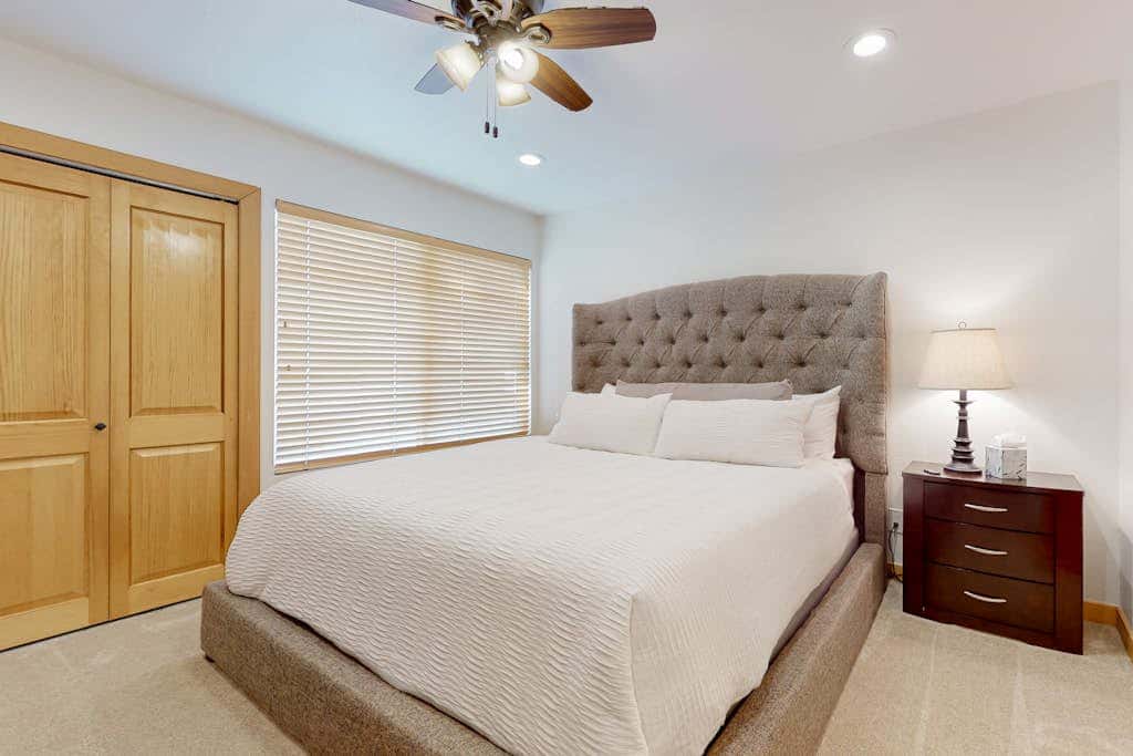 Renovated townhouse in canyons with fireplace & mountain view - walk to lifts