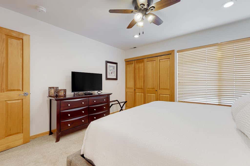 Renovated townhouse in canyons with fireplace & mountain view - walk to lifts