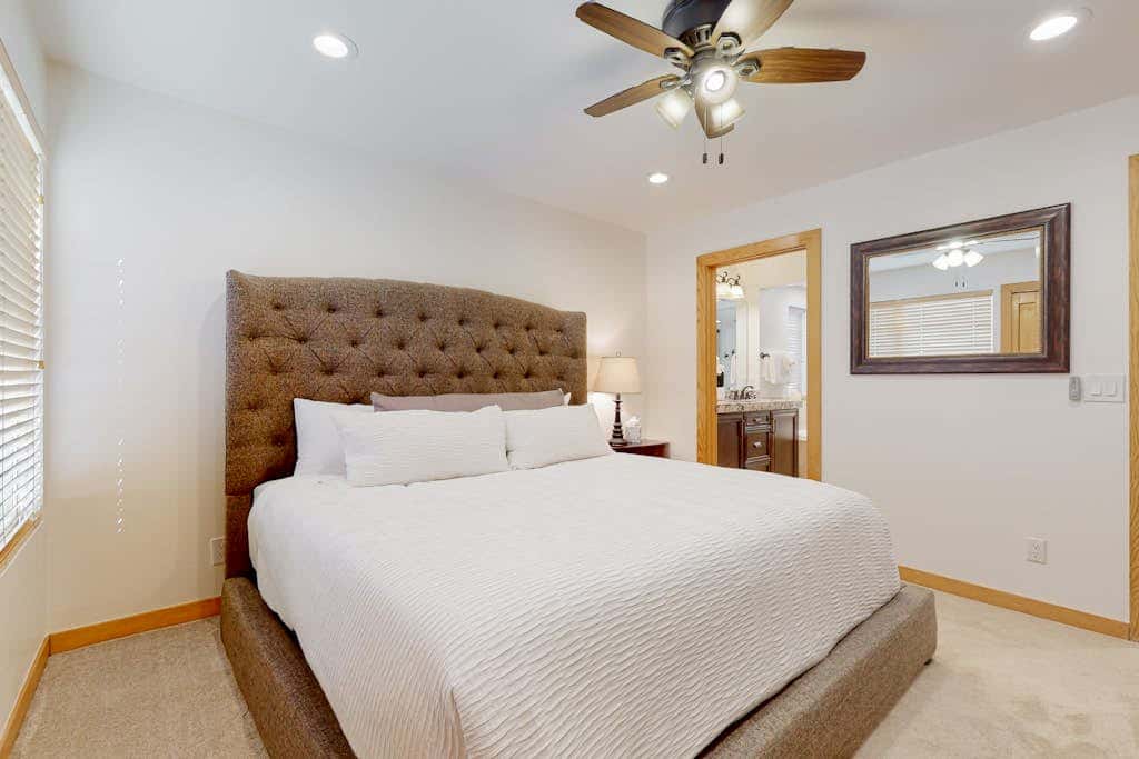 Renovated townhouse in canyons with fireplace & mountain view - walk to lifts