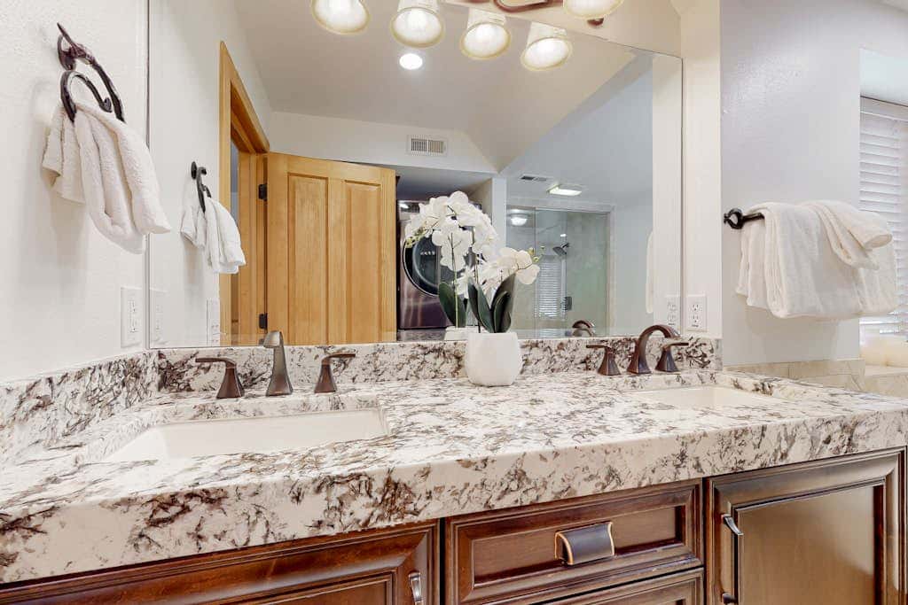 Renovated townhouse in canyons with fireplace & mountain view - walk to lifts