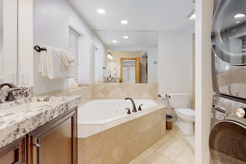 Renovated townhouse in canyons with fireplace & mountain view - walk to lifts