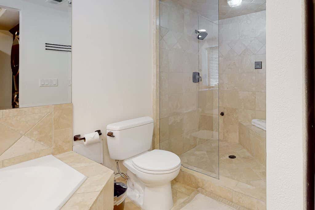 Renovated townhouse in canyons with fireplace & mountain view - walk to lifts