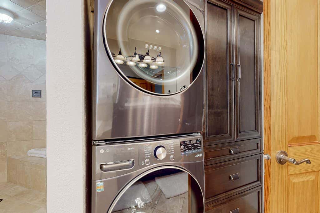 Renovated townhouse in canyons with fireplace & mountain view - walk to lifts