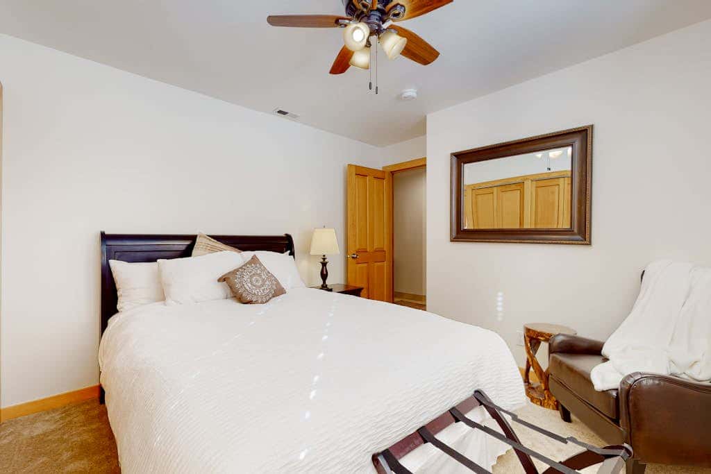 Renovated townhouse in canyons with fireplace & mountain view - walk to lifts