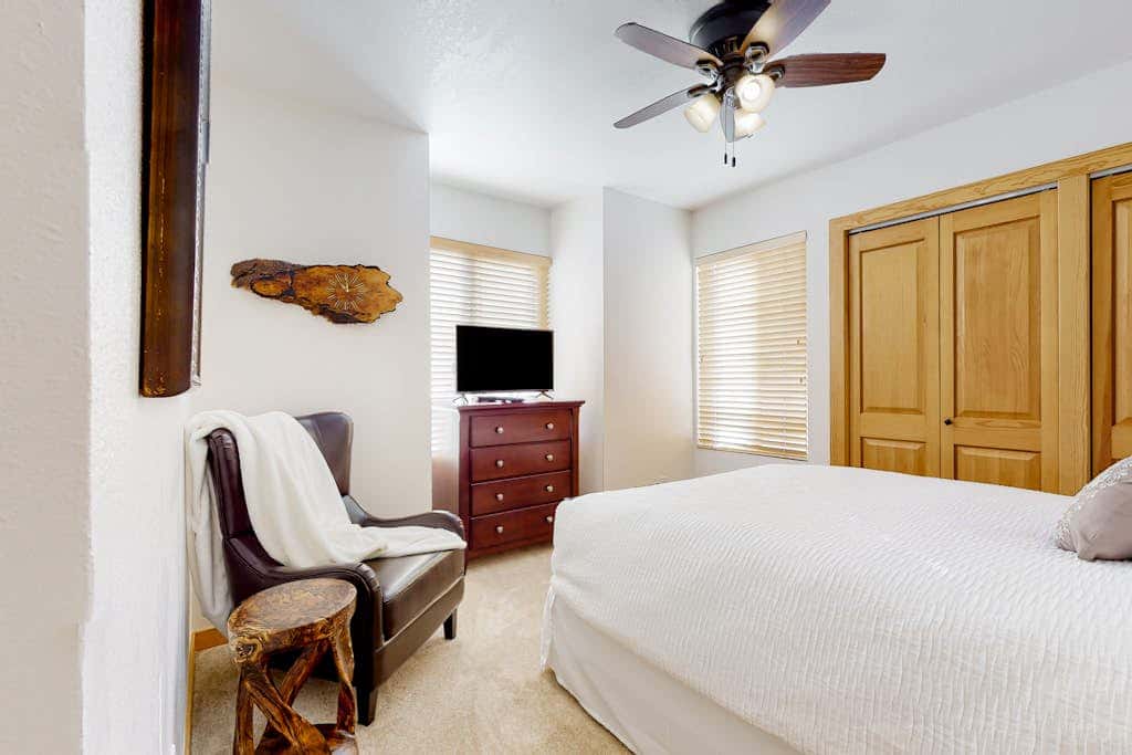 Renovated townhouse in canyons with fireplace & mountain view - walk to lifts