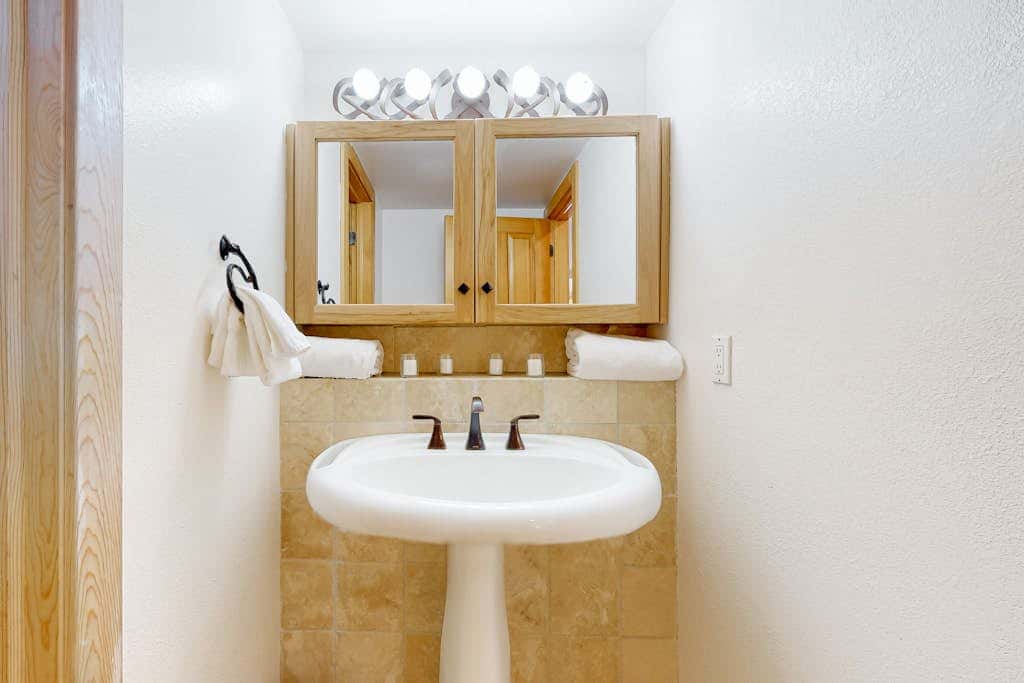 Renovated townhouse in canyons with fireplace & mountain view - walk to lifts