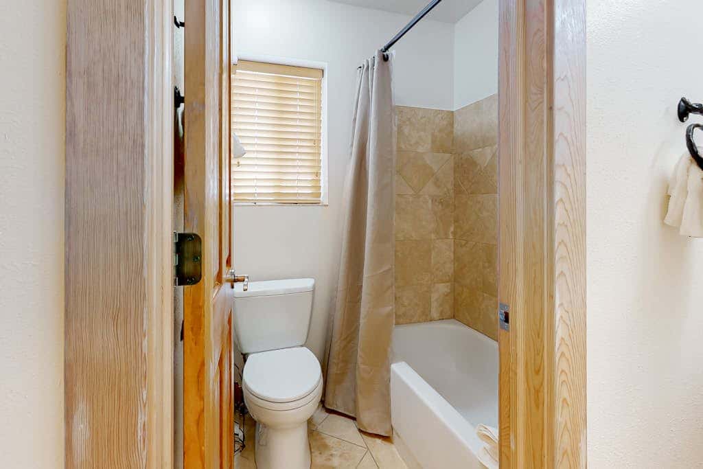 Renovated townhouse in canyons with fireplace & mountain view - walk to lifts