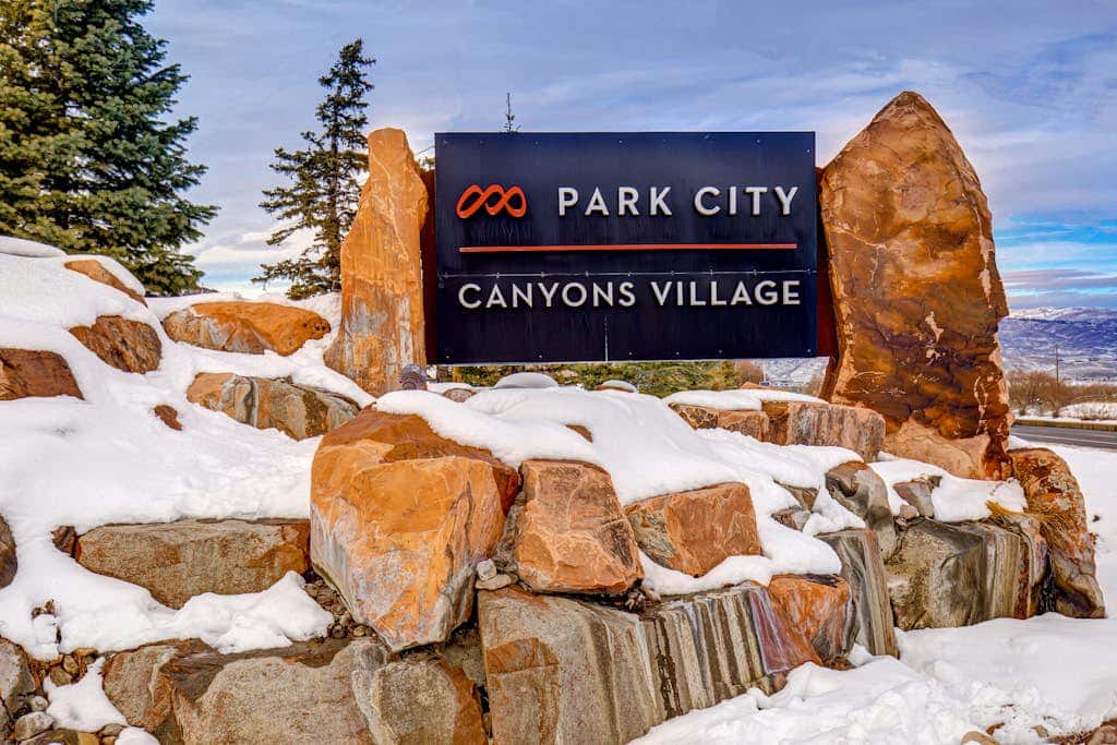 Renovated townhouse in canyons with fireplace & mountain view - walk to lifts