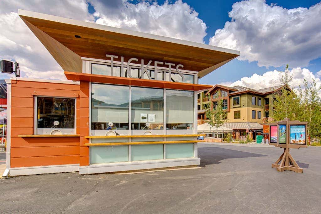 Renovated townhouse in canyons with fireplace & mountain view - walk to lifts