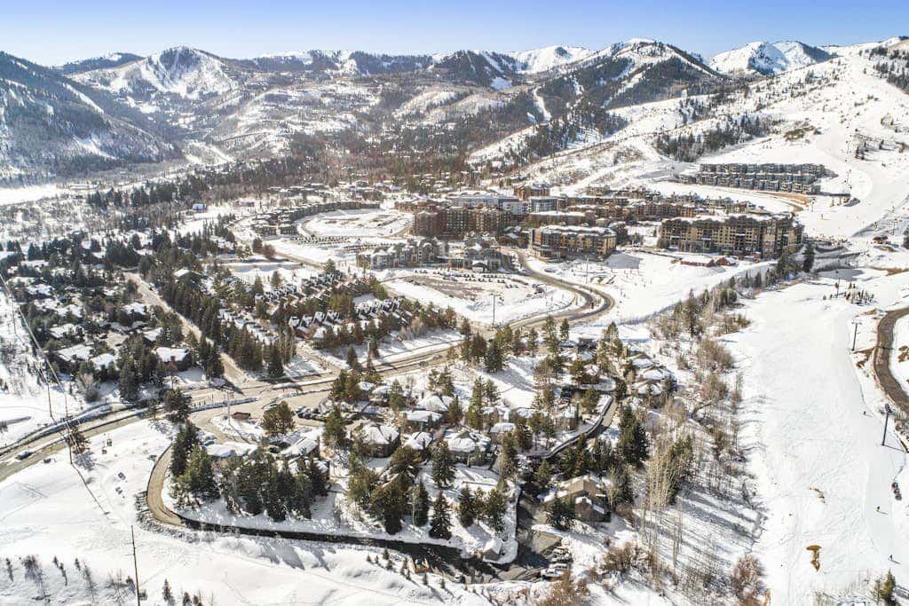 Renovated townhouse in canyons with fireplace & mountain view - walk to lifts
