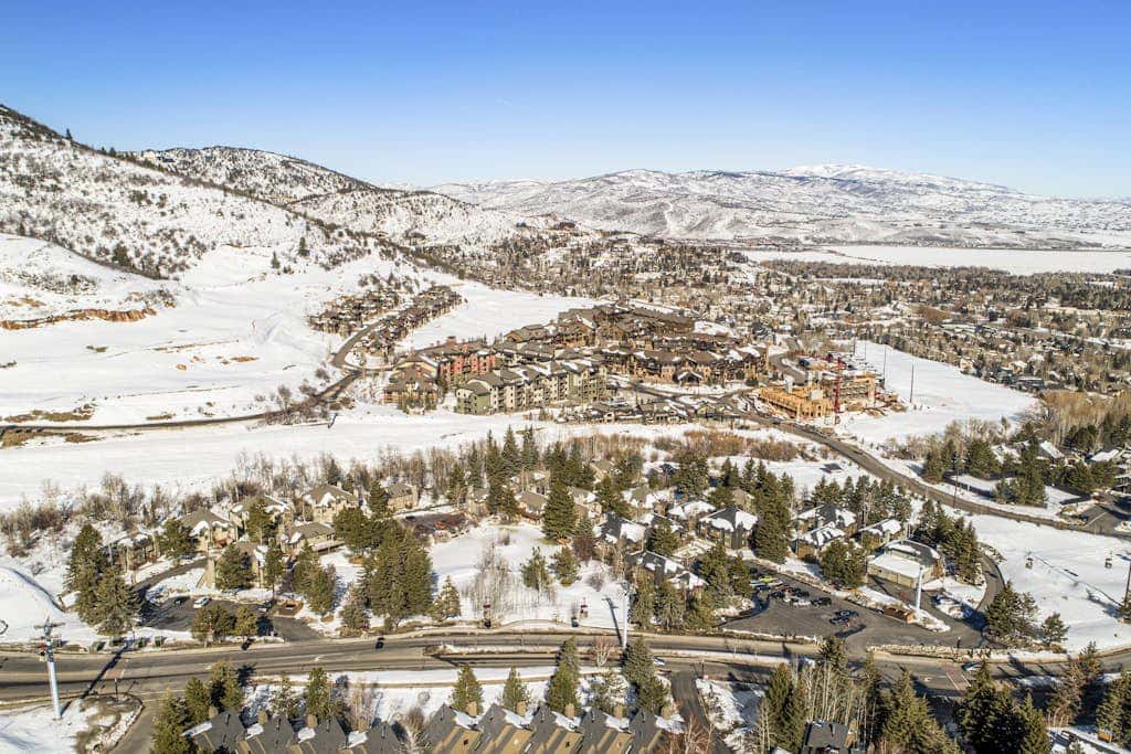 Renovated townhouse in canyons with fireplace & mountain view - walk to lifts